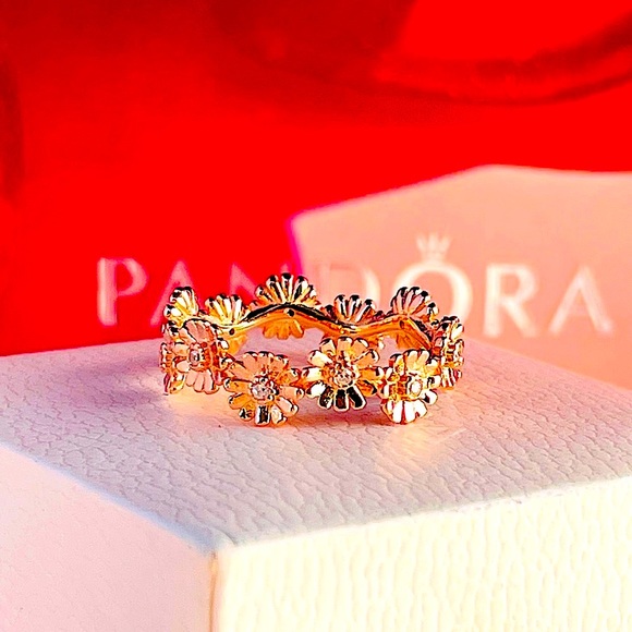 Authentic pandora rose gold daisy ring size 6 💌📩💌📩💍💌📩💍💌📩💍💌📩💍💌📩💍 - Picture 2 of 5